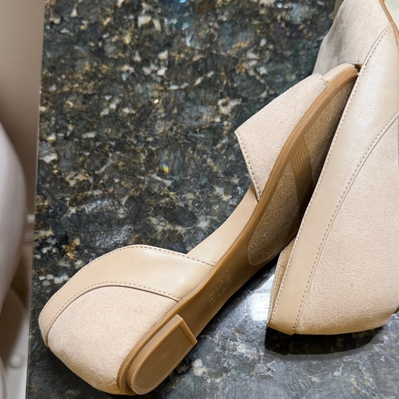 Naturalizer Women's Cream Open-Toe Flats - Picture 4 of 5